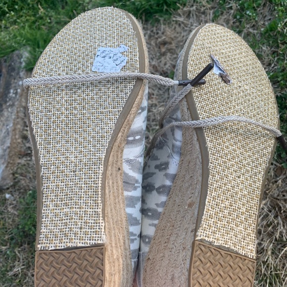 Toms, Canvas wedges size 9.5 NEW - Picture 5 of 8